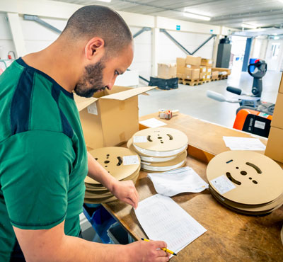 WKK medewerker die producten gereed maakt voor verzending naar een klant